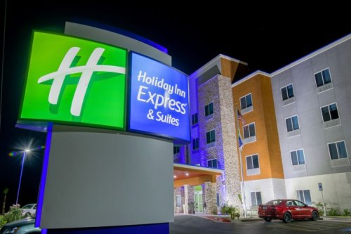 Holiday Inn Express &amp; Suites Raymondville